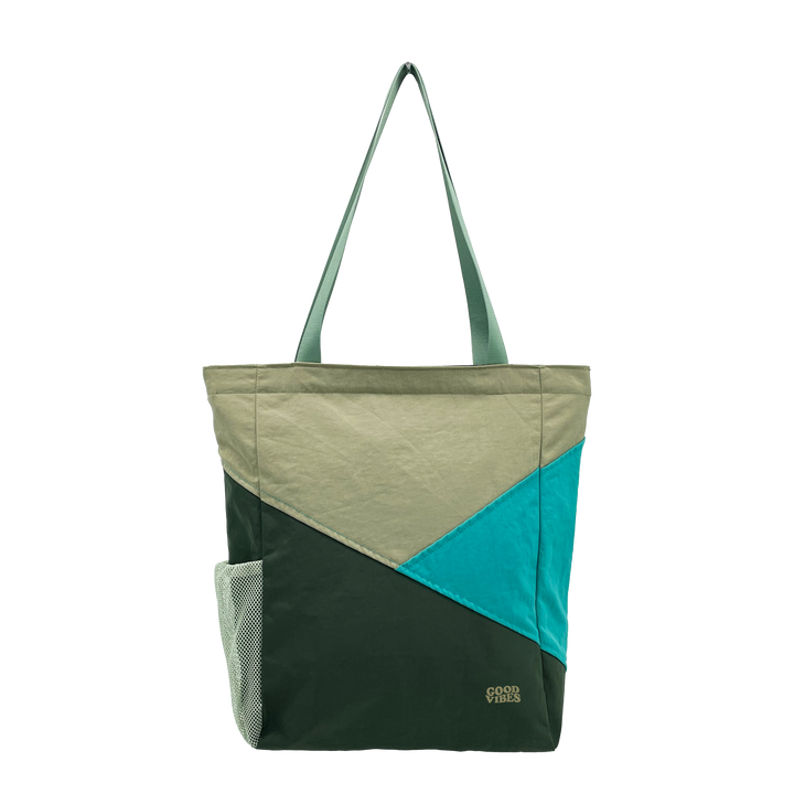 A lightweight tote designed for everyday use, blending outdoor inspiration with clean, modern functionality.
